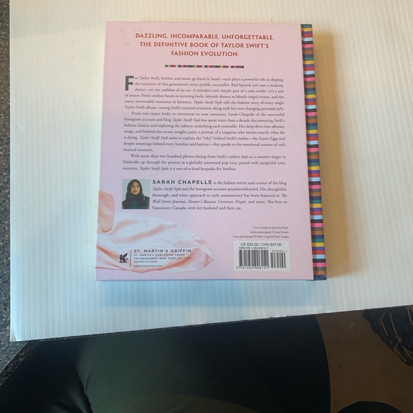 Taylor Swift Style Book - Picture 4 of 6